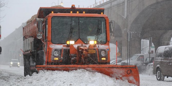 ABD'nin kuzeydoğusunda etkili olan kar fırtınası 300 bin kişiyi elektriksiz bıraktı