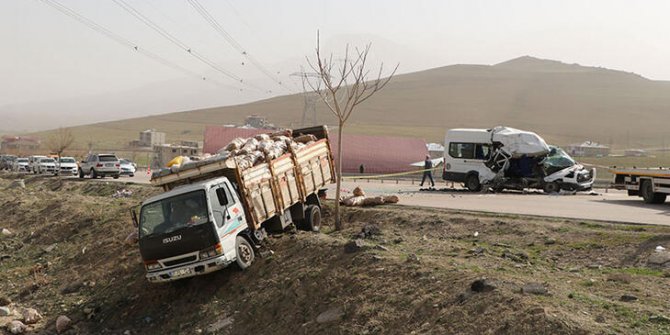 Van'da yolcu minibüsü, kamyona çarptı: 13 yaralı