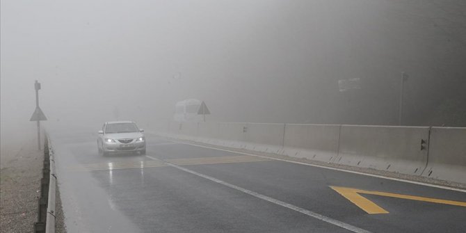 Bolu Dağı'nda sis ve sağanak etkili oluyor