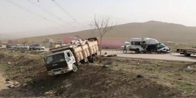 Yolcu minibüsü kamyona çarptı: 3'ü ağır 13 yaralı