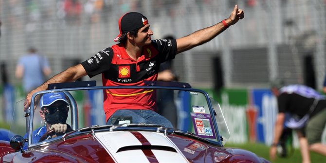 İspanyol pilot Sainz, 2024'e kadar Ferrari'de