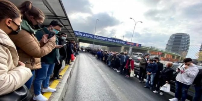 İstanbul'da arızalanan metrobüs yoğunluğa neden oldu
