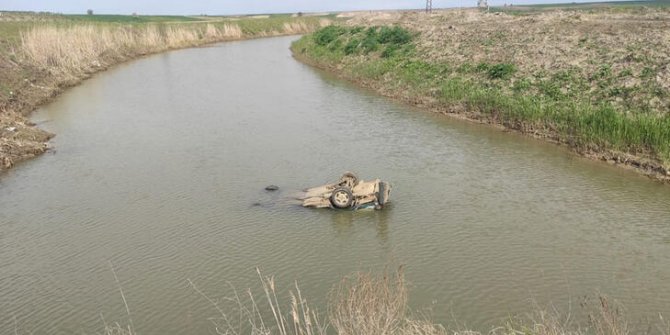 Sulama kanalına düşen otomobilin sürücüsü aranıyor