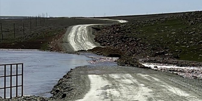 Kars'ta sel nedeniyle iki köy yolu ulaşıma kapandı
