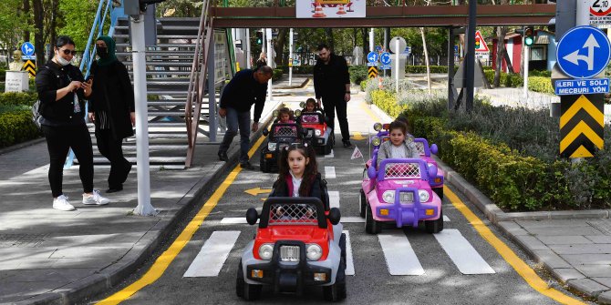 Kurtuluş Parkı içindeki Trafik Eğitim Pistinde miniklere trafik eğitimi verildi