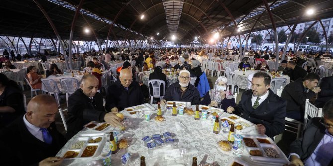 Binlerce Yenimahalleli aynı sofrada oruç açtı