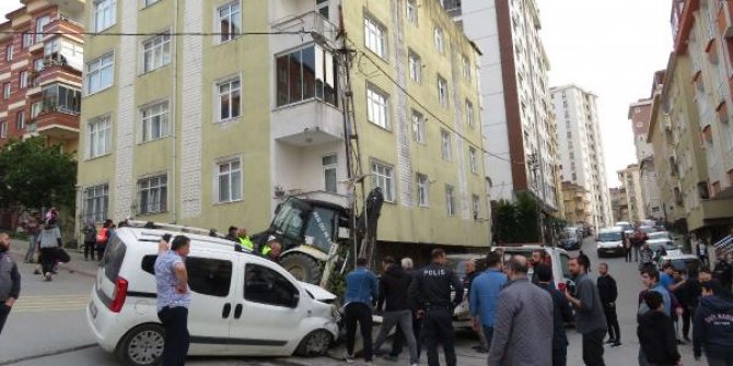 Ümraniye'de sokakta kayan iş makinesi ortalığı birbirine kattı