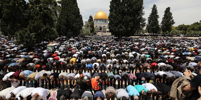 Mescid-i Aksa'da yaklaşık 150 bin kişi cuma namazı kıldı