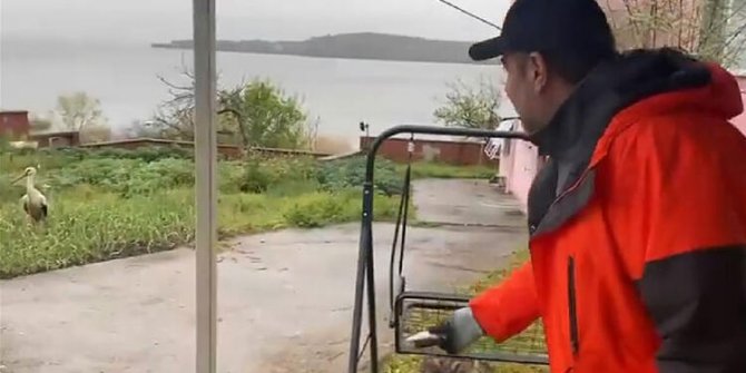 Ata Demirer, Yaren leyleği elleriyle besledi