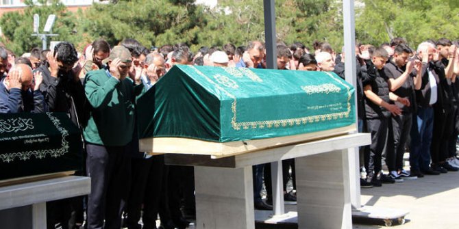 TIR'ın altına giren otomobilin sürücüsü hayatını kaybetti