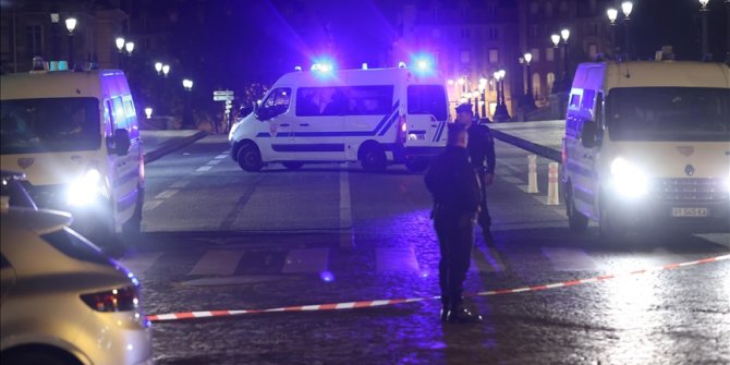 Paris'te polis 'dur' ihtarına uymayan sürücünün aracına ateş açtı, 2 kişi öldü