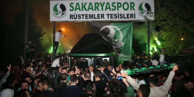 Sakaryaspor'un Spor Toto 1. Lig'e yükselmesi Rüstemler Tesisleri'nde kutlandı