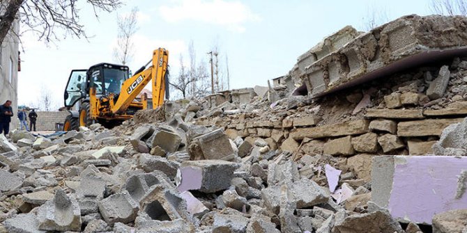 Van'da kaçak göçmenlerin kaldığı metruk evler yıkıldı