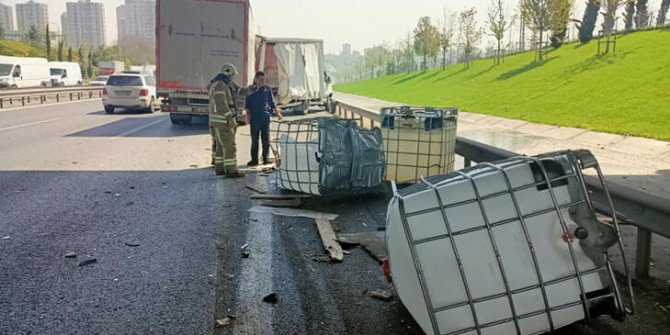 Kimyasal madde taşıyan kamyonet kaza yaptı, variller yola saçıldı