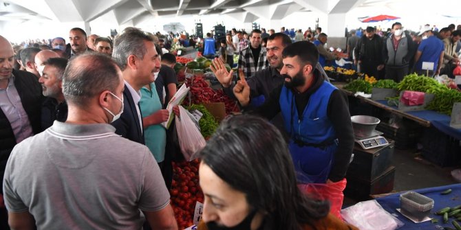 Mamak Belediye Başkanı Murat Köse pazar yerini ziyaret etti