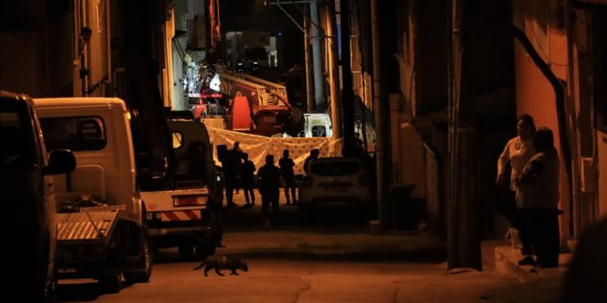 Bursa'da evlerin arasına düşen uçağın enkazı kaldırıldı