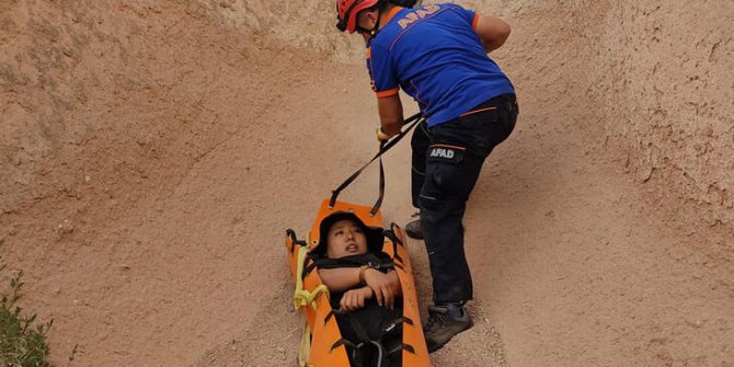 Peribacalarını gezerken çukura düşen Güney Koreli turist yaralandı