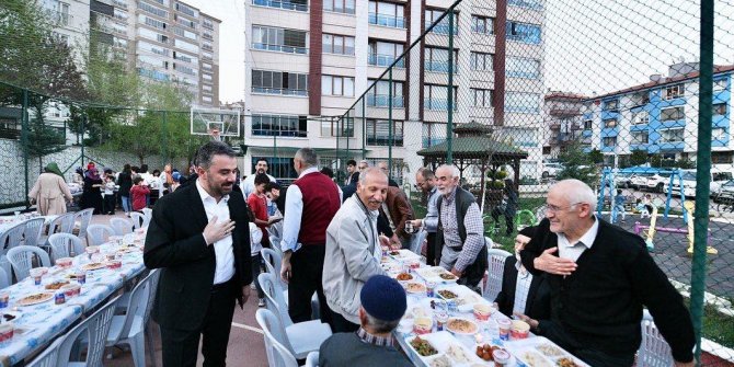 Pursaklar Belediye Başkanı Ertuğrul Çetin, site komşularıyla iftar yaptı