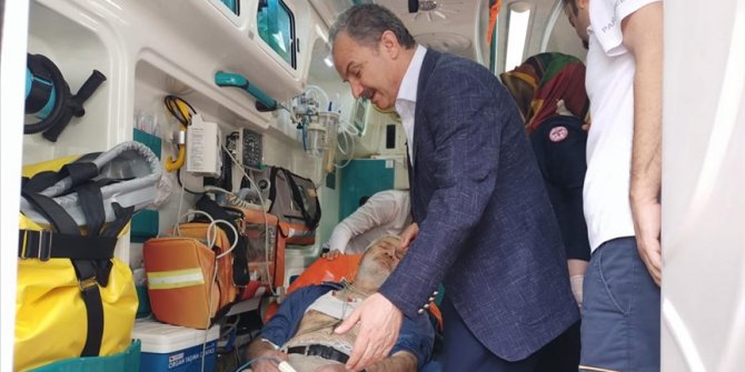 Adıyaman Belediye Başkanı, yolda bayılan vatandaşa müdahale etti