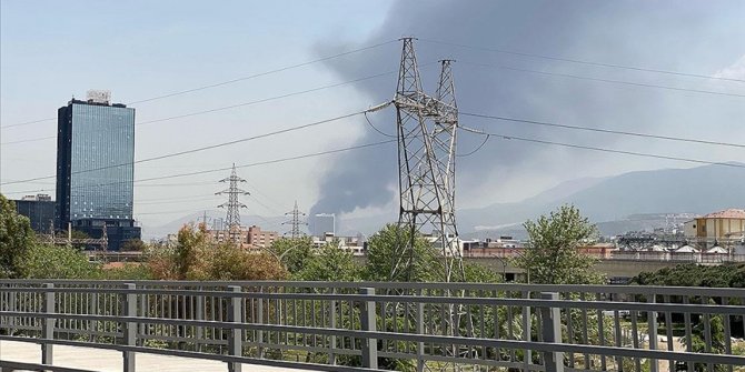 İzmir'de geri dönüşüm tesisinde yangın çıktı