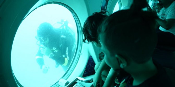 Turistik denizaltı 'Nemo Primero' mavi derinliklere indi