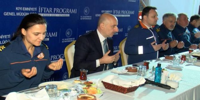 Ulaştırma ve Altyapı Bakanı Adil Karaismailoğlu Kıyı Emniyeti personeliyle iftar yaptı