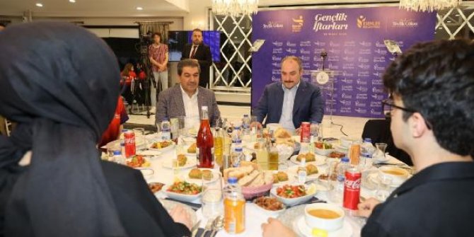 Bakan Mustafa Varank Esenler'de gençlerle iftar yaptı