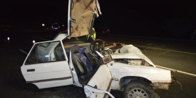 Adıyaman'da taksi ile çarpışan otomobil demir yığınına döndü: 1 ölü, 1 yaralı