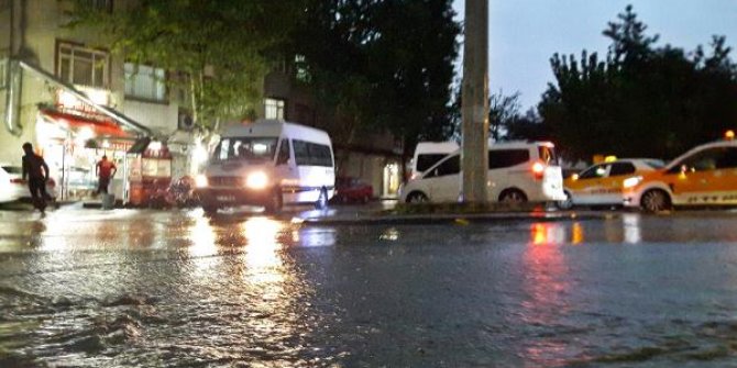 Diyarbakır'da sağanak yağış, cadde ve sokakları su bastı