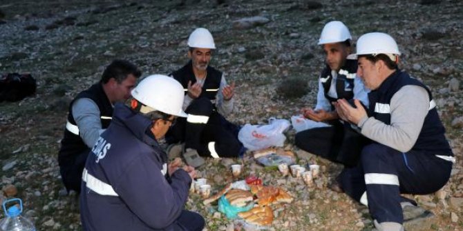 Van'da elektrik arıza ekipleri, iftarlarını arazide direğin dibinde yaptı