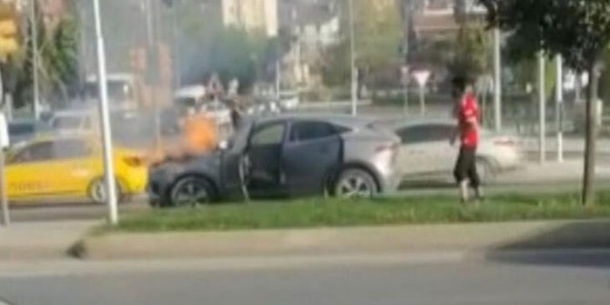 Kartal’da kaza yapan otomobilde yangın