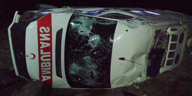 SMA'lı Elif bebeği taşıyan ambulans devrildi: 4 yaralı