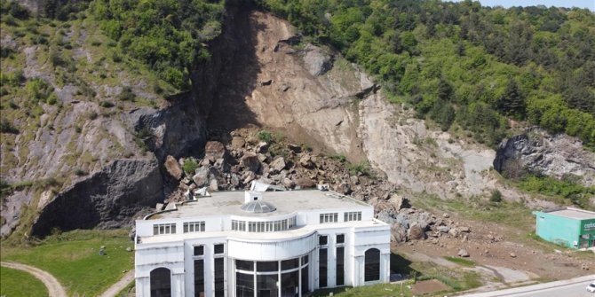 Samsun'da heyelan nedeniyle iki katlı bina zarar gördü
