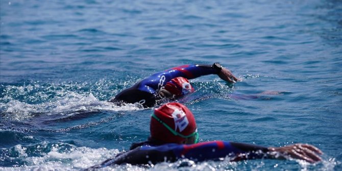 Otizmli sporcu Tuna Tunca, Sakız'dan Çeşme'ye yüzdü