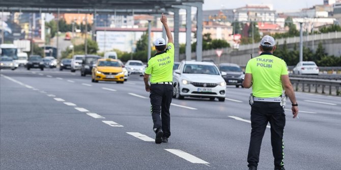 Bayramda kara yollarında 208 bin 900 emniyet ve jandarma personeli görev yapacak