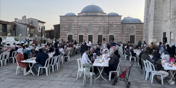 Ev Hanımları Platformu, İstanbul'un 3 ilçesinde iftar verdi