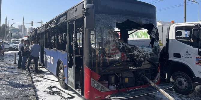 İzmir'de belediye otobüsü yandı