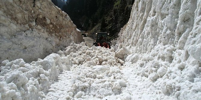Kaçkar Dağları'ndaki yayla yollarında ekipler bayram öncesi kar mesaisinde
