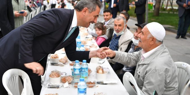 Mamak Belediyesi, iftar yemekleriyle mahalle sakinlerini bir araya getiriyor