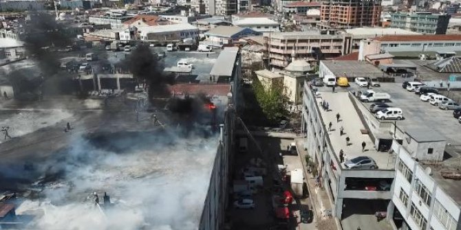 Sanayi sitesinde depo olarak kullanılan çatıda yangın çıktı