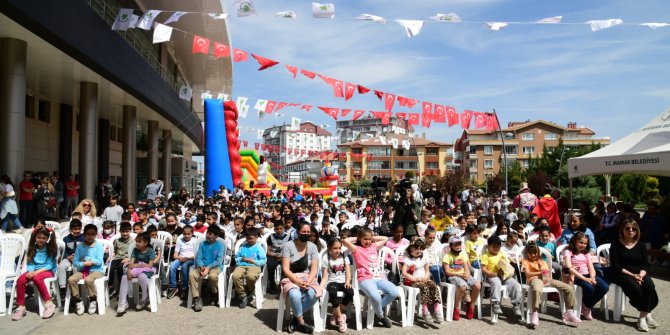 Mamak Belediyesi, ihtiyaç sahibi çocuklara giysi çeki hediye etti