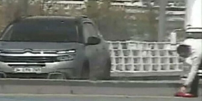 Trafikte aracını durdurup yerdeki Türk bayrağını aldı