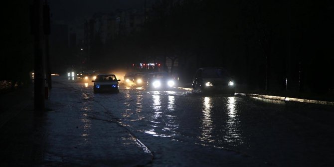 Kastamonu'da etkili olan sağanak sürücülere zor anlar yaşattı