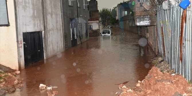 Şanlıurfa'da şiddetli yağmur hayatı olumsuz etkiledi