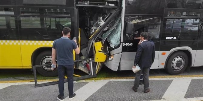 İstanbul'da iki metrobüs çarpıştı