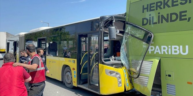 Küçükçekmece'de zincirleme kazada 12 kişi yaralandı