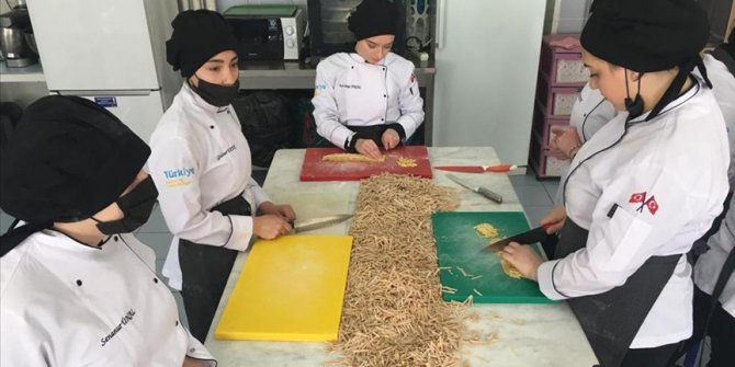 Lise öğrencilerinin yaptığı erişteler ihtiyaç sahiplerinin sofrasında aş oldu