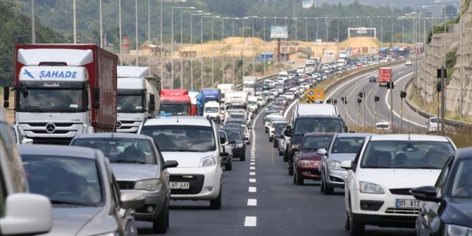 Bayram tatilinde yola çıkacak sürücülere "dikkatiniz dağılmasın" uyarısı