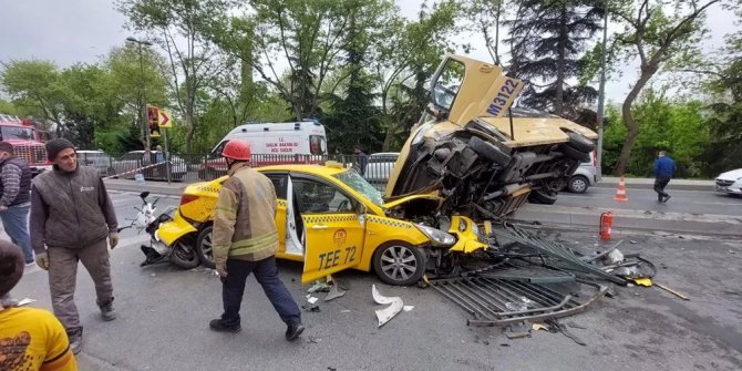 Eyüpsultan'da yolcu dolu minibüs karşı şeride geçerek taksiye çarptı: 4 yaralı