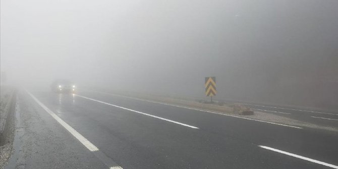 Bolu Dağı'nda sis ve sağanak etkili oluyor
